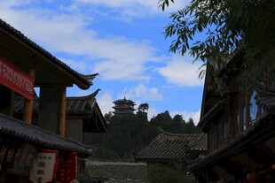 古街风景 远处塔楼入目