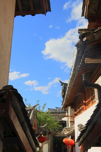 古巷屋顶下的蓝天景致