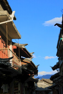 古村落屋顶与蓝天景象