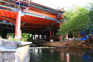 古桥横跨碧水绿树间