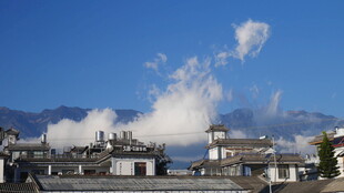 蓝天白云下的古朴建筑群