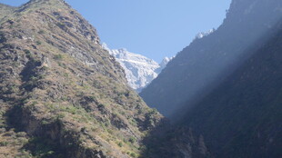 山谷间的壮丽山景