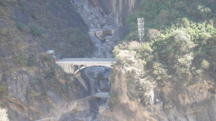 峡谷间的桥梁景观