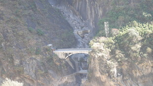 山间悬空桥梁景观