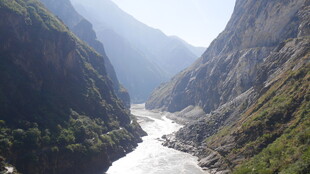 壮丽峡谷中的蜿蜒河流