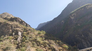 山间小道穿行壮丽山谷