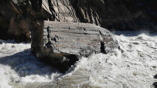 湍急水流中的古老石块