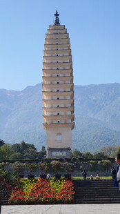 巍峨古塔屹立于繁花绿树间