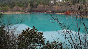 蓝绿色湖水与周边景致