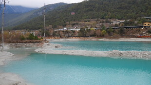 梦幻蓝调露天温泉池