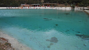 清澈见底的美丽海滨风光