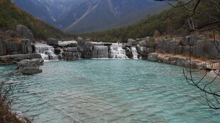 山间碧潭瀑布美景