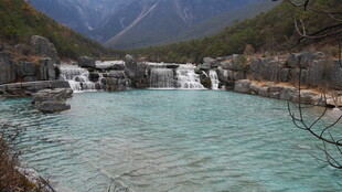 秀丽山间蓝绿色溪流瀑布