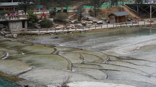户外露天温泉场景
