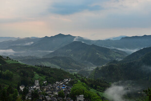 山间村落 云雾缭绕美景