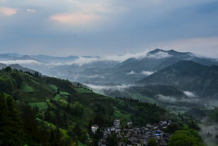 山间云雾缭绕的美丽景致