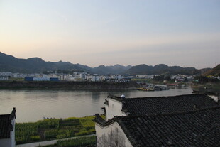 湖畔徽派建筑景致