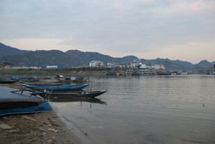 湖畔停泊的几艘小船