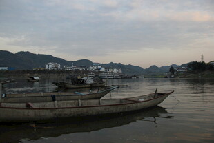 江畔停泊的几艘古朴小船