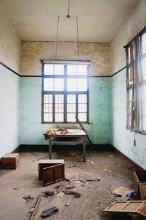 废弃房间内的破败景象