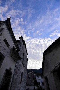 婺源古巷上空的蓝天白云