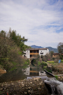 婺源乡村溪边古朴建筑风景