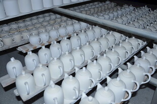 婺源工厂内整齐排列的白色杯子
