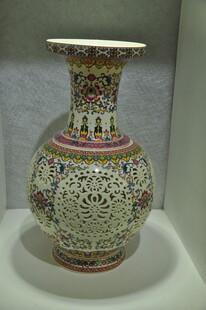 婺源精美花纹陶瓷花瓶