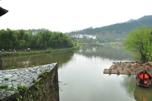 婺源宁静河畔小船悠游之景