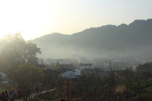 婺源山间晨雾中的静谧村落