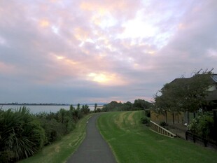 黄昏下的海滨小镇风景