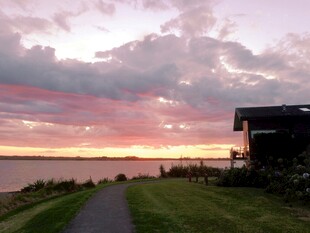 海滨日落静谧小屋美景