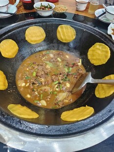 铁锅炖菜配贴饼子美食