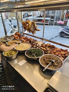 熟食店丰富多样的美食陈列