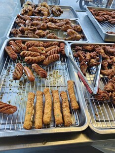 多样美味油炸小吃展示