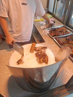 餐厅工作人员展示美味烤肉