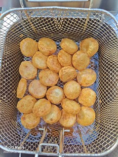 油炸小食在锅中翻滚