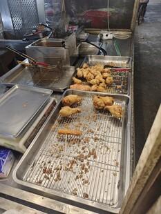 厨房油炸食品制作场景