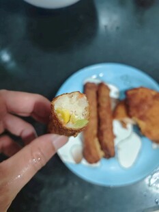 手拿美食摆盘特写