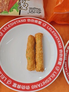 盘中两根美味油炸食品