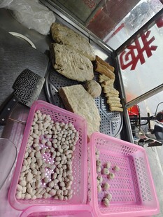粉色盒中装着多样石头