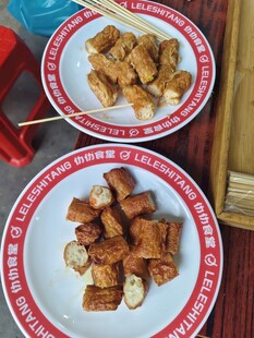 美味油炸小食摆于盘中