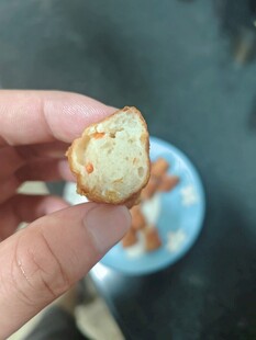 手拿掰开的美味小点心