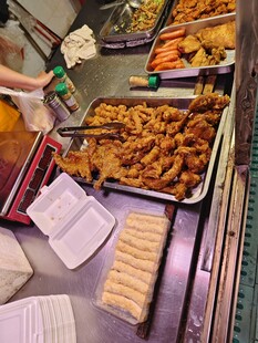 多样美味炸物陈列售卖