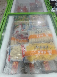 冷冻柜中的多样速冻食品