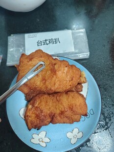 美味炸鱼配餐具
