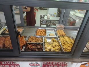 面包店展示柜中的多样糕点