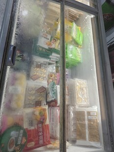 满满当当的冷藏冰箱内部