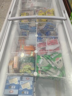 冰柜内丰富多样的冷冻食品