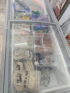 冰柜内多样冷冻食品陈列